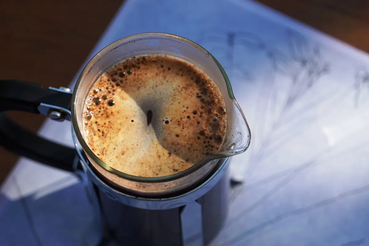 Essa cafeteira que faz café melhor que o da padaria com só um botão