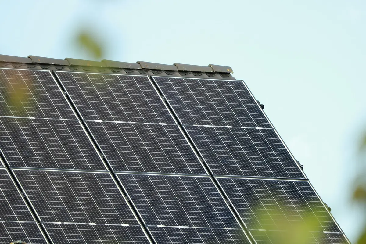 Fachadas com painéis solares: a tendência que une economia e design sustentável