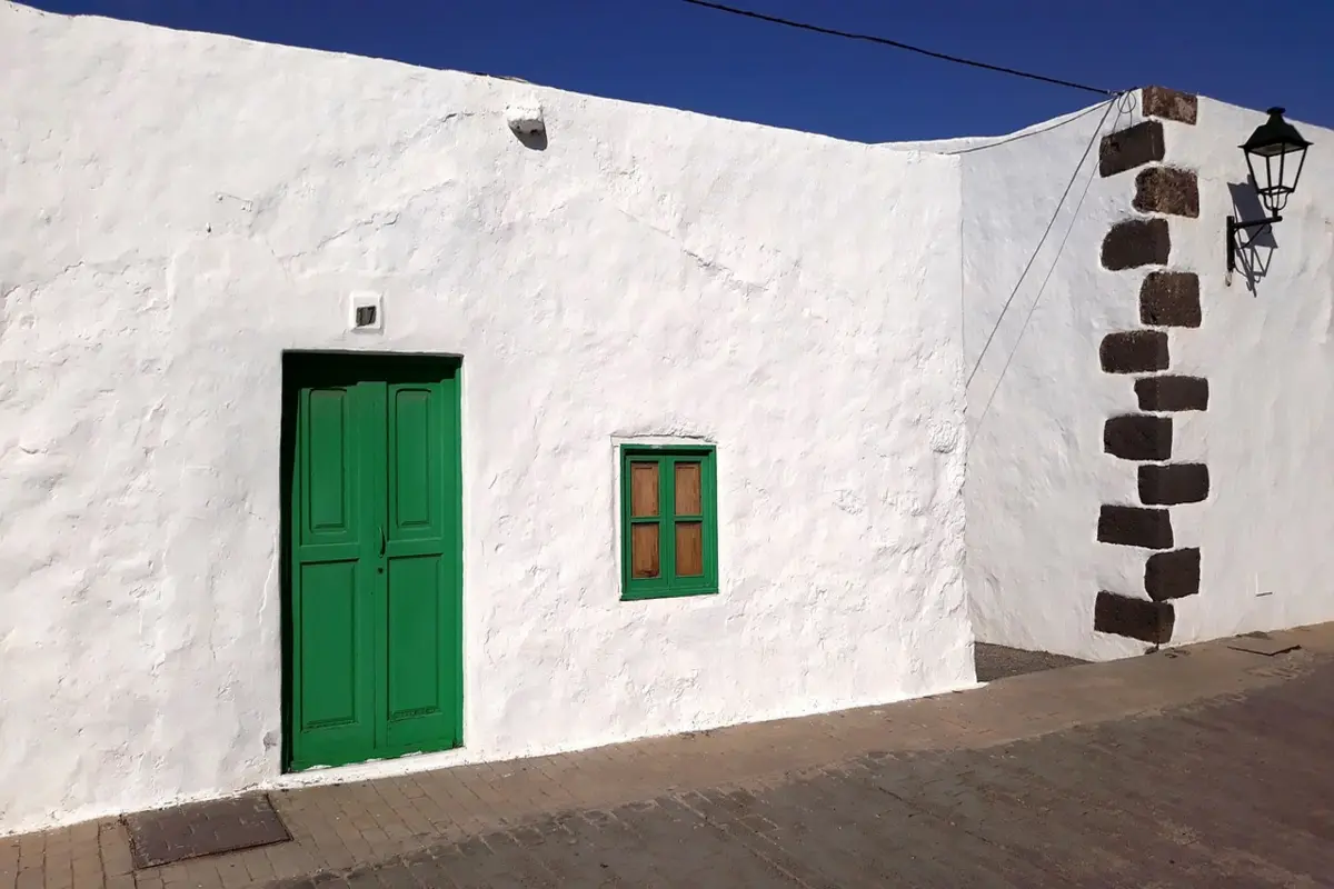 Fachadas de casas de esquina com ideias que valorizam cada metro da sua arquitetura