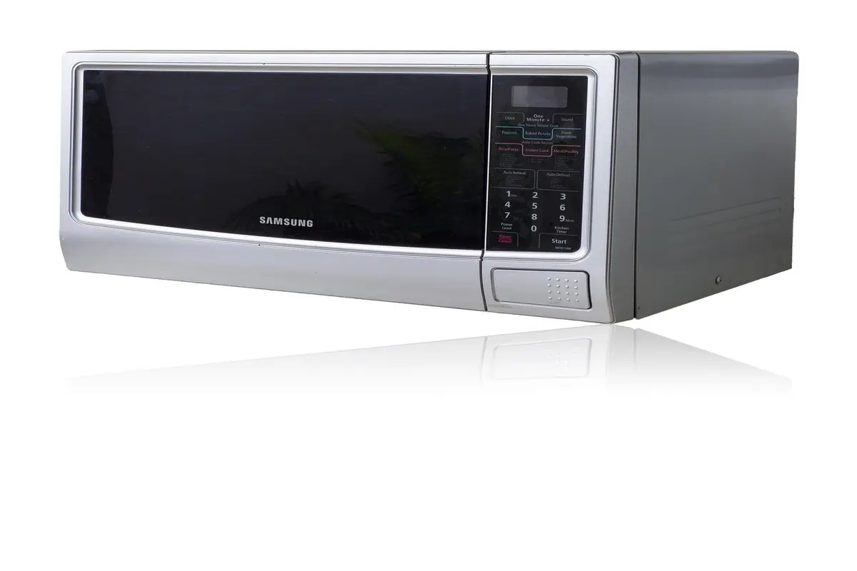 Micro-ondas limpinho em minutos com este truque que tira manchas e cheiros