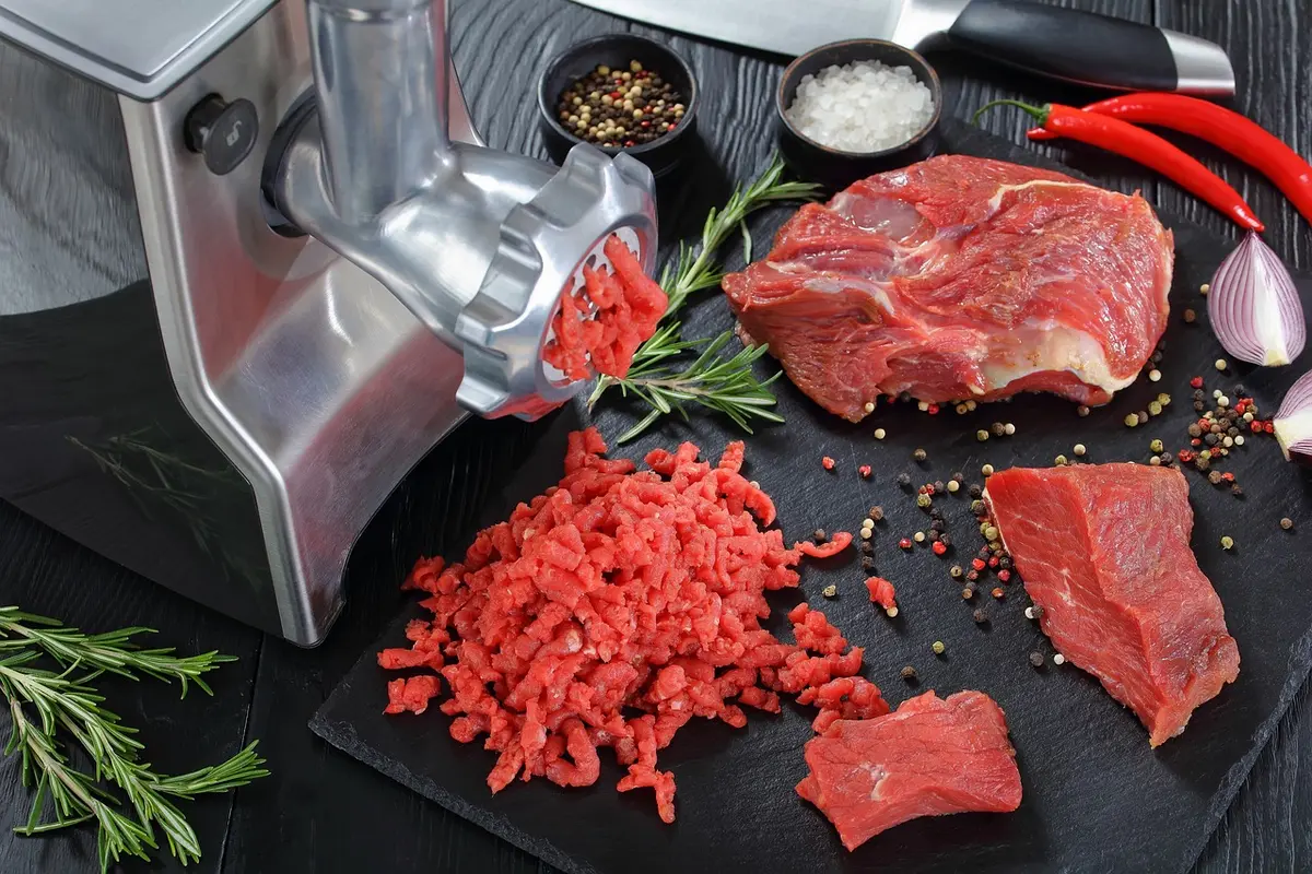 Moedor de carne que prepara hambúrgueres caseiros perfeitos