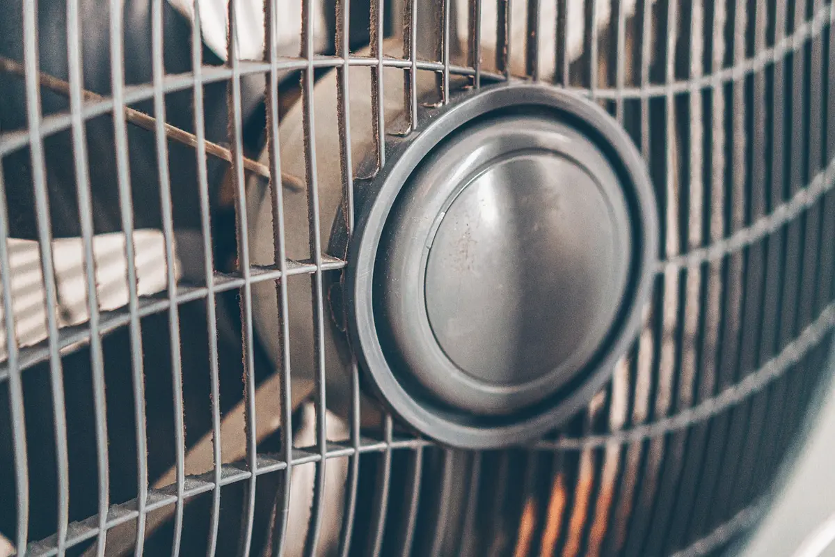 Ventilador de coluna com ajuste oculto que deixa o ambiente gelado rapidinho