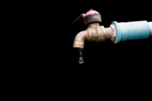 O que os encanadores não contam sobre pequenos vazamentos silenciosos