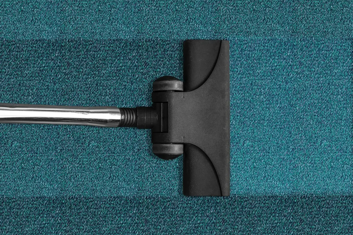 Aspirador vertical com função 2 em 1 que limpa chão e sofá sem trocar acessório