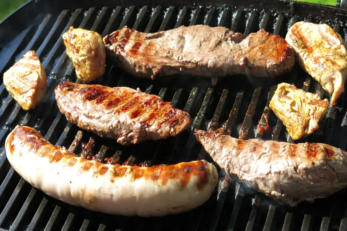 Churrasqueira elétrica que faz carne suculenta até dentro de apartamento