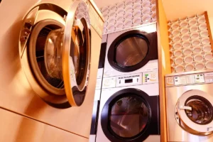 Como o jeito que você lava roupa pode afetar a durabilidade dos tecidos e o consumo de energia