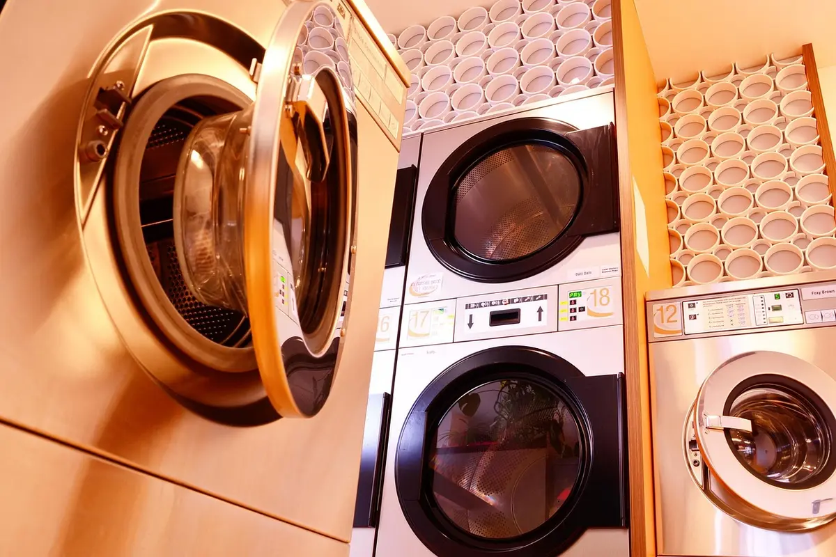 Como o jeito que você lava roupa pode afetar a durabilidade dos tecidos e o consumo de energia