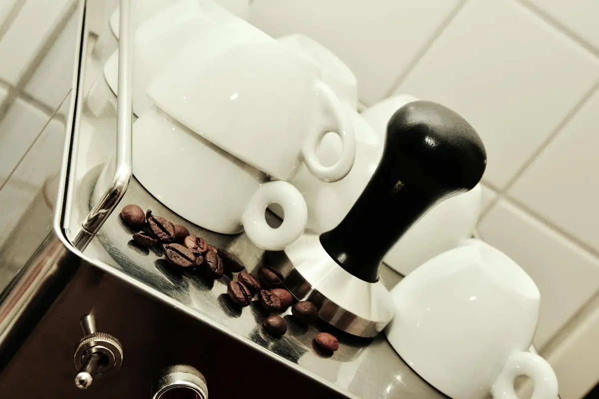 Essa cafeteira que faz café melhor que o da padaria com só um botão