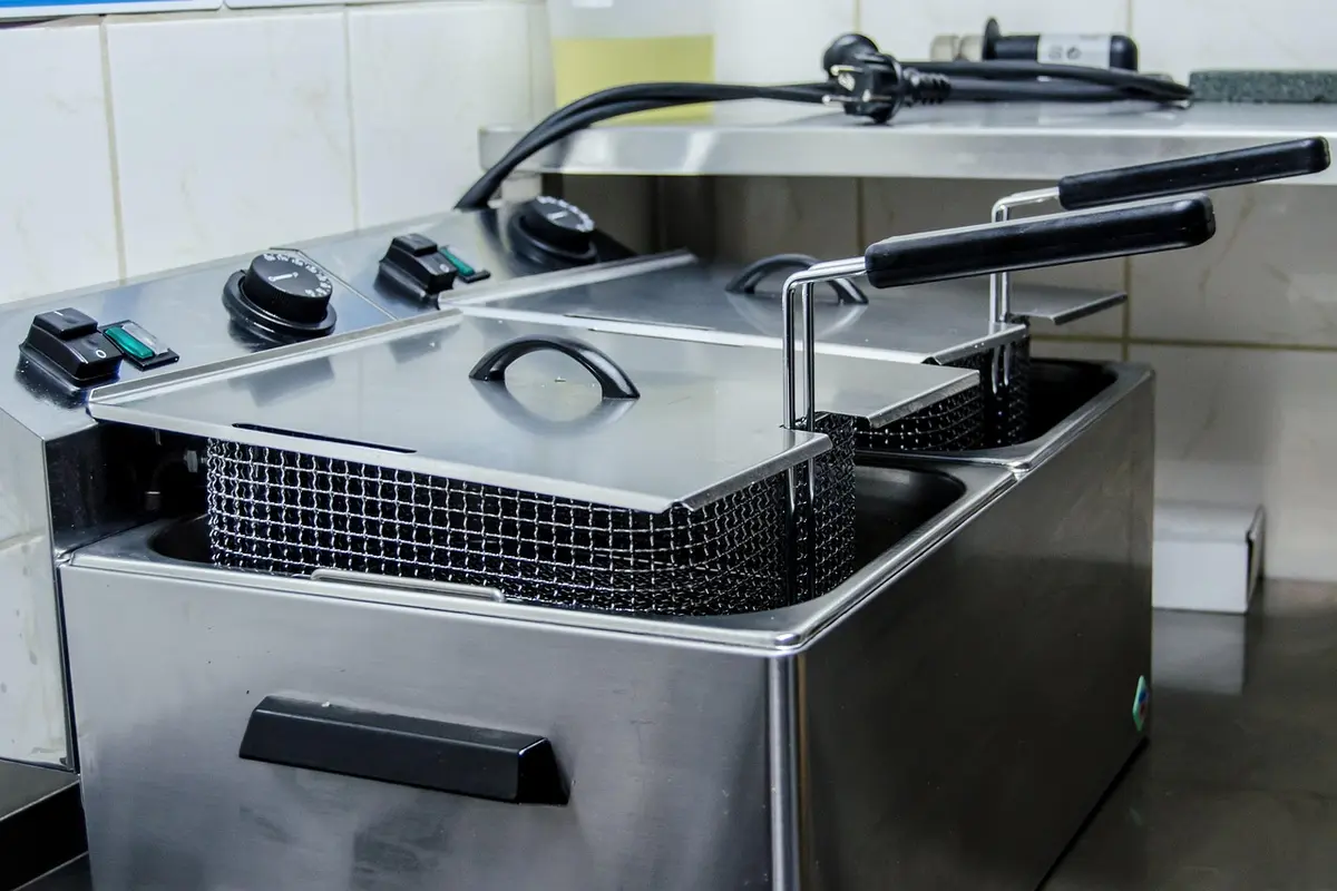 Essa fritadeira elétrica sem óleo deixa tudo crocante por fora e macio por dentro