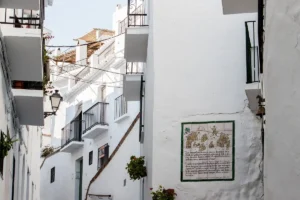 Estilo moderno com fachada cinza: a escolha que nunca sai de moda e valoriza o imóvel