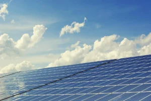 Fachadas com painéis solares: a tendência que une economia e design sustentável