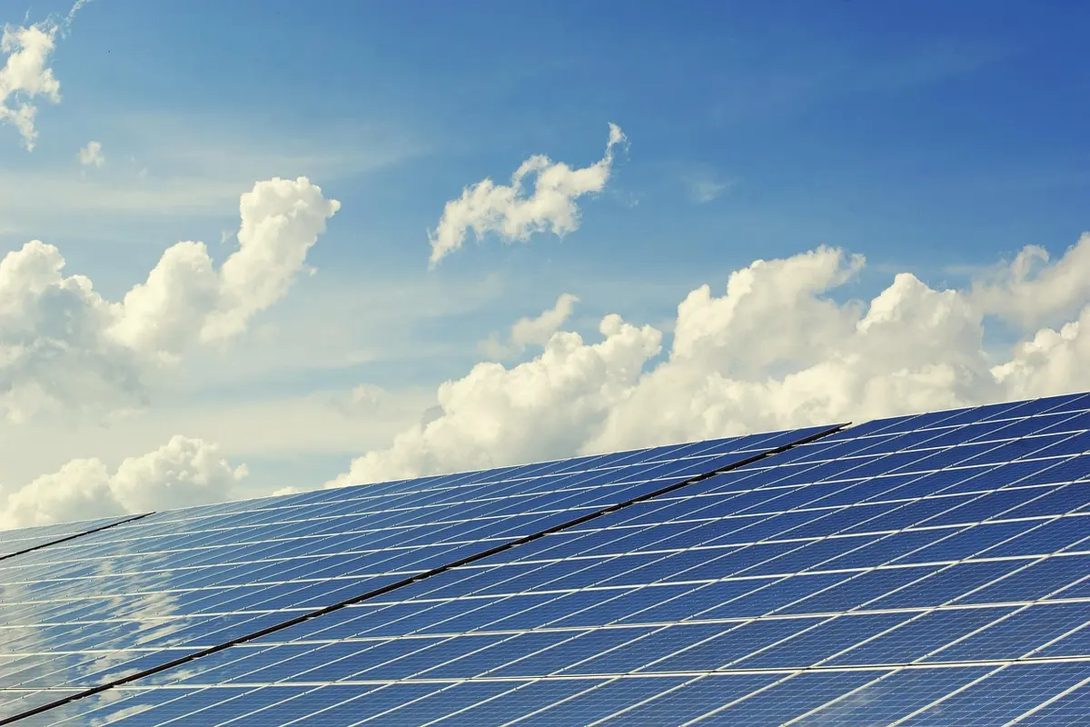 Fachadas com painéis solares: a tendência que une economia e design sustentável