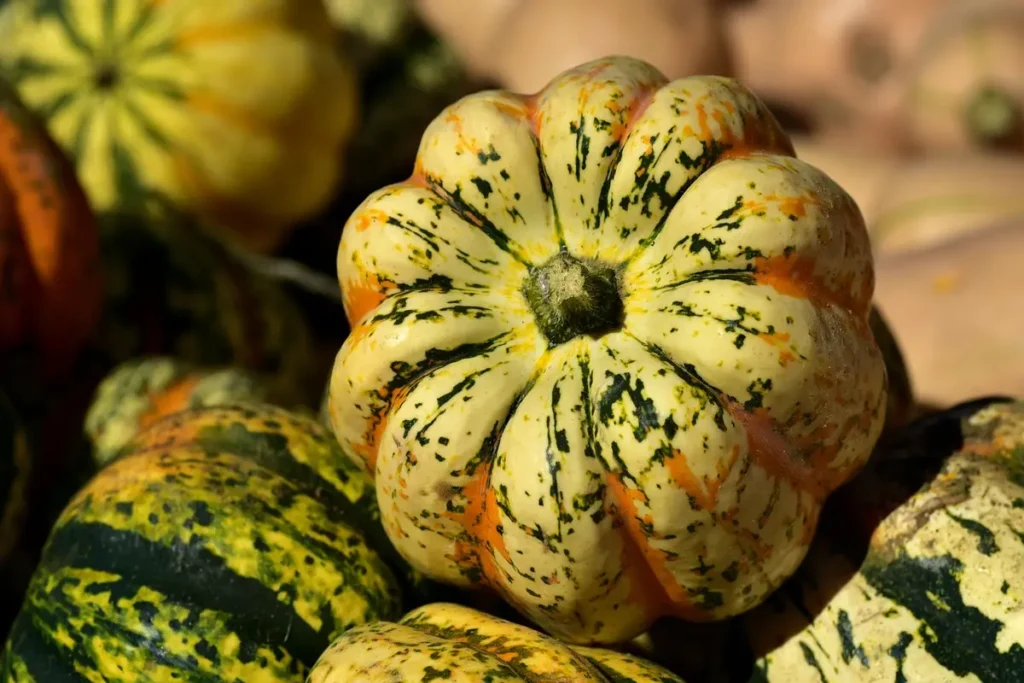Micro-ondas limpinho em minutos com este truque que tira manchas e cheiros