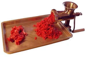 Moedor de carne que prepara hambúrgueres caseiros perfeitos