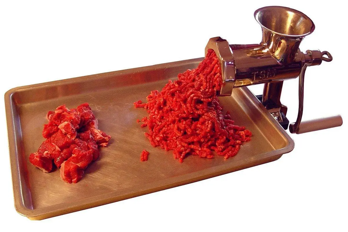 Moedor de carne que prepara hambúrgueres caseiros perfeitos