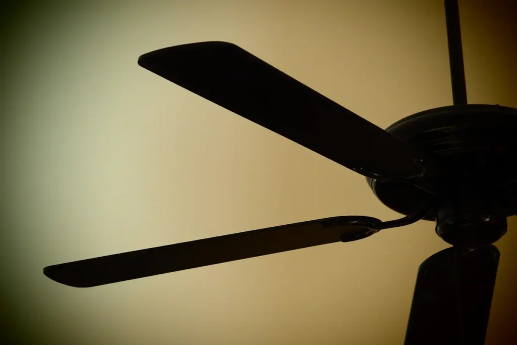 Ventilador de teto com função verão/inverno que faz diferença o ano inteiro