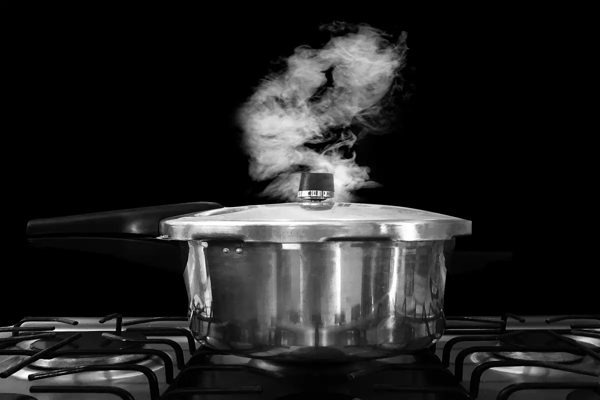 Caldeirão elétrico que serve de sopa a feijoada sem sujar o fogão