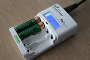 Carregador por indução que carrega rápido, sem fio e deixa tudo mais clean